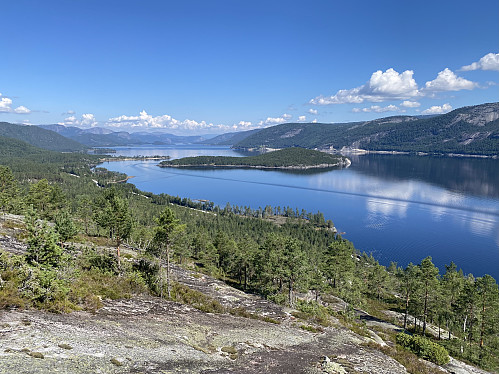 Kort etter start og allerede upåklagelig utsikt nordover Nisser. Det er stedvis bratt, men meget lettgått på svaene