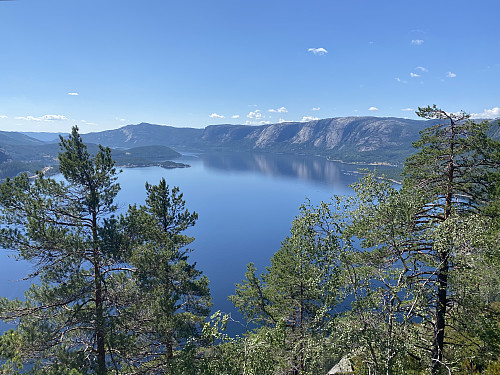 Lenger oppe får vi dette panoramaet sørover mot Langfjell og Skuggenatten