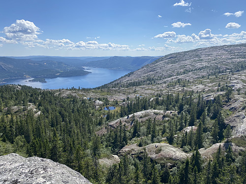 På stupkanten lenger oppe på fjellryggen med panorama nedover de imponerende svaene mot Nisser