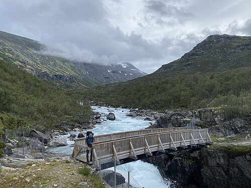 Vi krysser andre bru på T-stien, over på nordsida av dalen