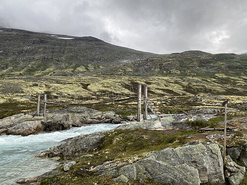 Heldigvis er sommerbrua på plass, så vi kommer oss over på sørsida av dalen