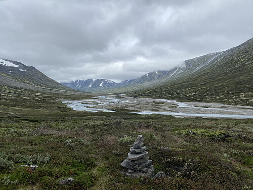 Ved Kvilingan en halvtime etter turstart. Sauhytta sees på andre siden av elva og brefronten på Holåbreen sees midt i bildet