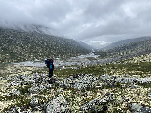 Vi vinner høyde og får fint tilbakeblikk nedover dalen