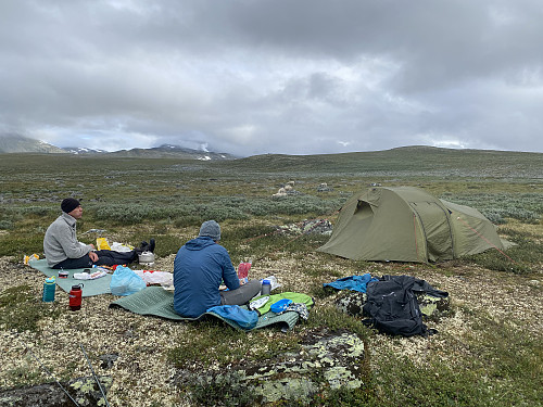 Morgenstund på teltplassen med Storskrymten i skyene bakerst