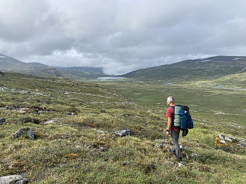 Vi krysser Leirsjøtelet med kurs for T-stien ved Langvassbekken. Lesjøen danner bakgrunn