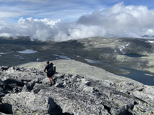 Vi vinner høyde oppover ryggen og får flott tilbakeblikk mot Langvassdalen og Drugshøe