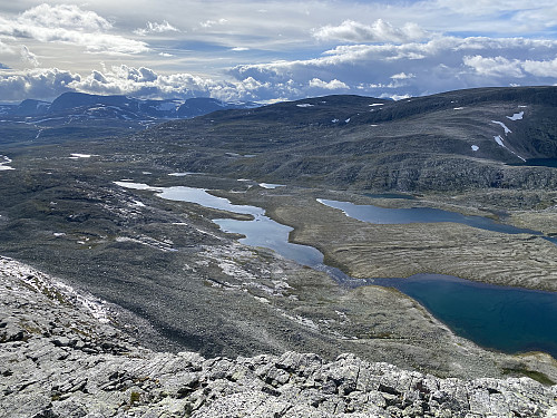 Mot Langvassdalen med Langvatnet og utløpsosen til høgre