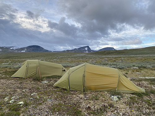 Kveld på teltplassen på Leirsjøtelet med Salhøe, Stor- og Vesleskrymten skyfrie
