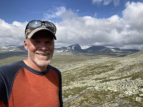 Fornøyd på tur med Stor- og Vesleskrymten i bakgrunnen