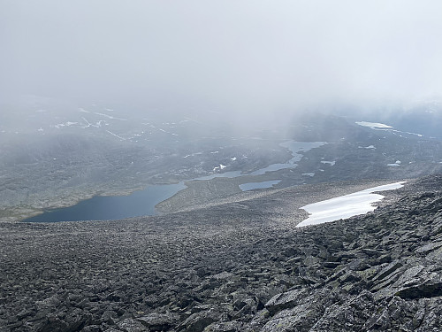 Utsikt mot Langvatnet og Langvassdalen gjennom skydekket kort før toppen