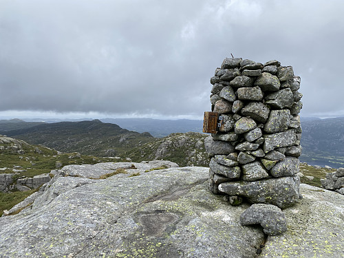 Ved den flotte toppvarden på Refslandsknuten. Hedlersknuten dominerer i bakgrunnen
