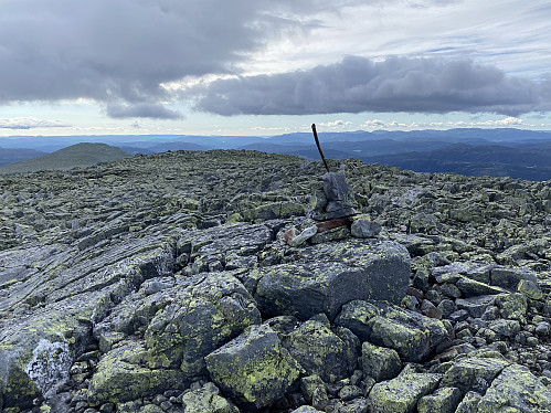 Høyeste punkt på Gaustaråen med fjellbolten som markerer grensa mot Hjartdal 200m lenger sør-sørøst