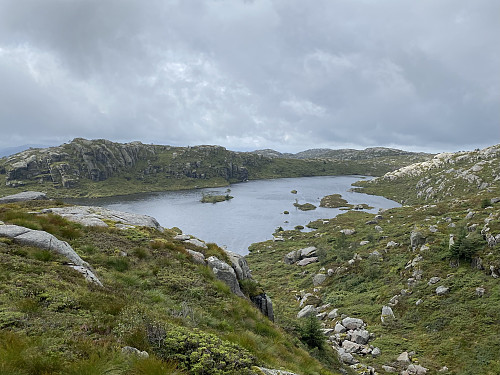 Straks på toppen med utsikt mot Holmavatnet
