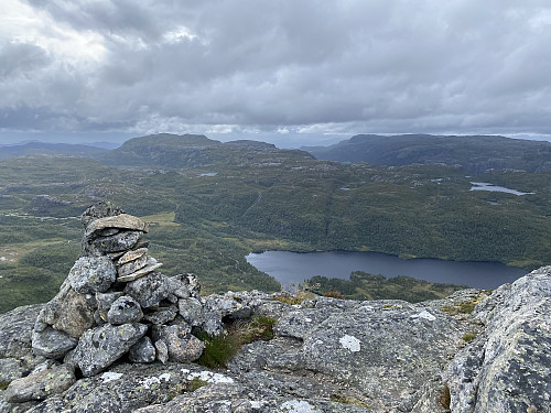 Ved utsiktsvarden mot Mosvatnet. De dominerende toppene er Nattlandsnuten og Reinsnuten i Erfjord