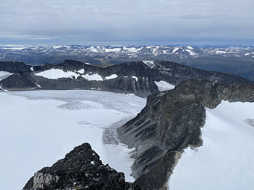 Mot Veslepiggen, Storgrovhøene og Hestbrepiggane. Porten skiller Styggebreen og Storjuvbreen
