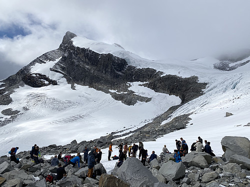 Ved innsteget på Bjørnebreen etter 2 timer 40 min på tur
