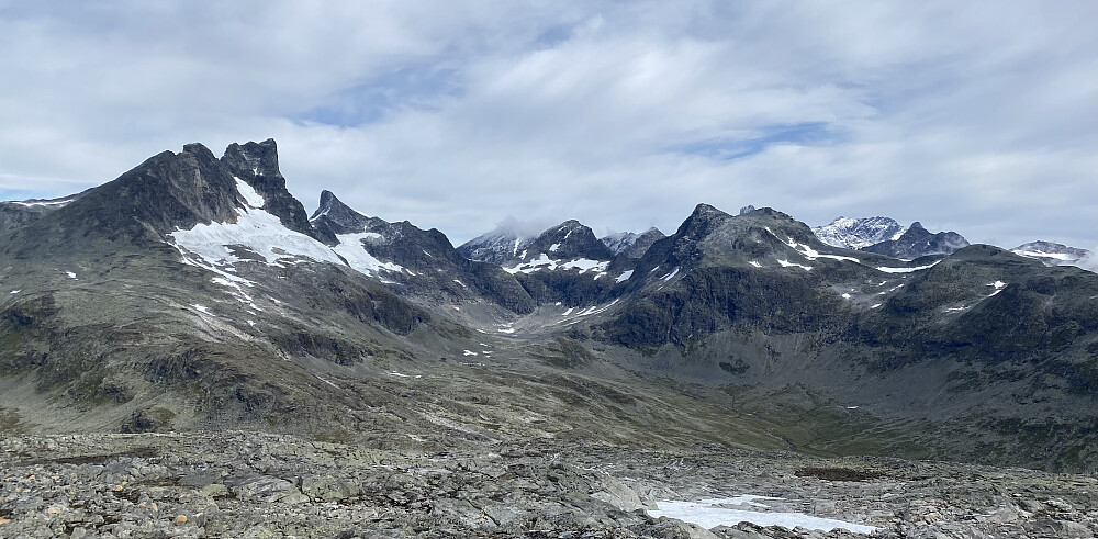Herlig utsikt fra høyeste punkt på Kyrvassnosi! Vi ser Austanbotntindane, Ringstindane, Stølsmaradalstind og Midtmaradalstindane; lenger bak Dyrhaugsryggen, Storen og Styggedalsryggen