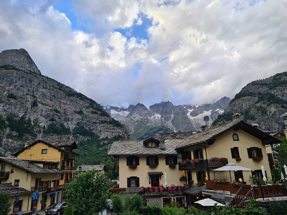 Hotel Meuble Laurent med Chétif 2343 moh til venstre og Monte Bianco fjellmassivet i bakgrunnen