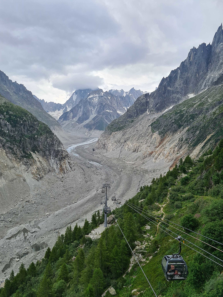 Mer de Glace - Issjøen. Nå ligger restene under grusen..