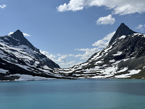 Koldedalsvatnet and Falketind (right).