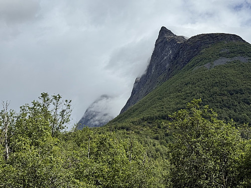 Vinsåshornet looking atmospheric at the start of our hike.