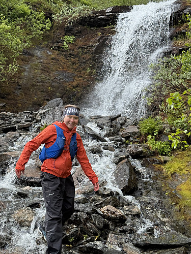 Alice crosses the waterfall. 