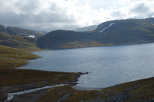 Vassete med sandstrand og Fossen fra Fossdalen