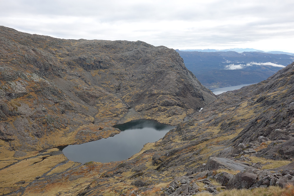 Vann 720moh øverst i Purkedalsgjelet med Kofta og Samnanger fjorden bak