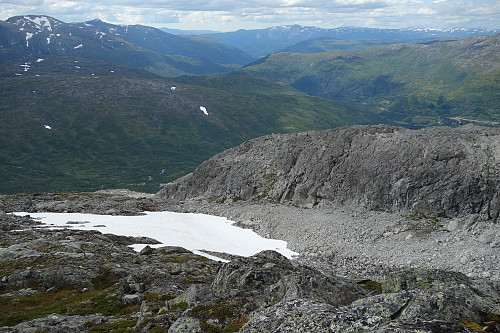 Utsikt tilbake nesten oppe, kom opp helt inntil skrent på nedsiden av snøen