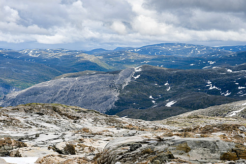 Bilde av Mjølfjell sett fra Olsskavlen viser tydlig skille i berggrunn som vi gikk opp langs. Kilde: Erik Kolstad i Mjølfjell Fjellforum 17 juli 2024.