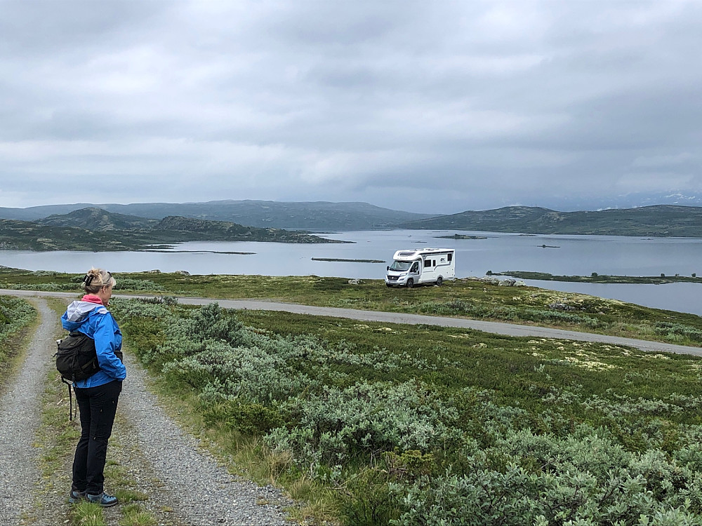 Flott plass å villcampe på med utsyn mot Olsennvatnet, som er demmet opp og blir et meget stort fjellvann sammen med Djupfjorden, Stolsvatnet og Buvatnet. Hallingskarvet i bakgrunnen til høyre.