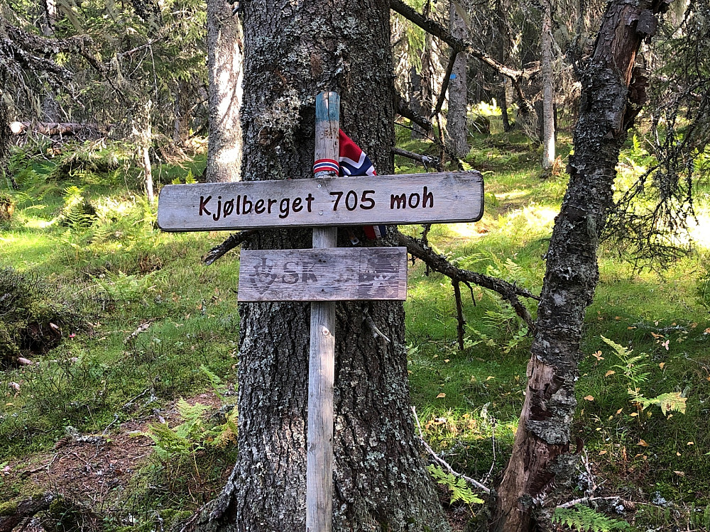 Her sto skiltet som tidligere sto på Kjølberget, som nå er erstattet med en 150 meter høy vindmølle