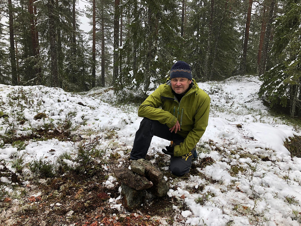 Årets første snø på Karteråsen med nybygget steinvarde ved NGO-bolten
