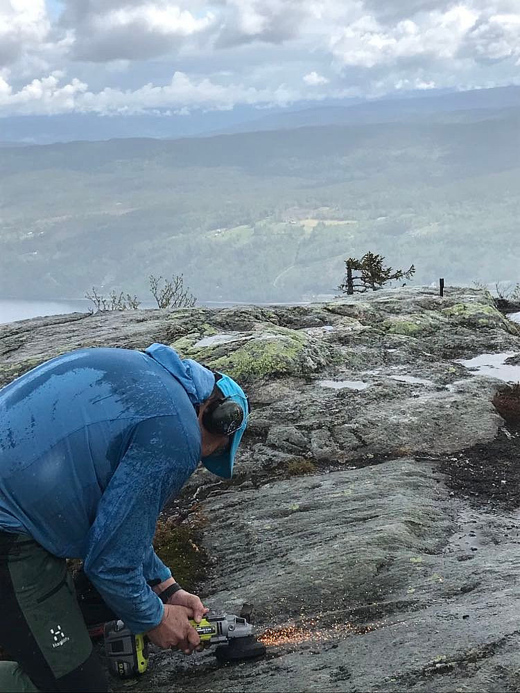 Vinkelsliper er kjekt å ha når 2 cm tjukke jernbolter skal kappes. Slektsgårdene Blakstvedt (lengst høyre) og Persvold (lengst venstre), som far og mor kom fra, skimtes på andre siden av fjorden