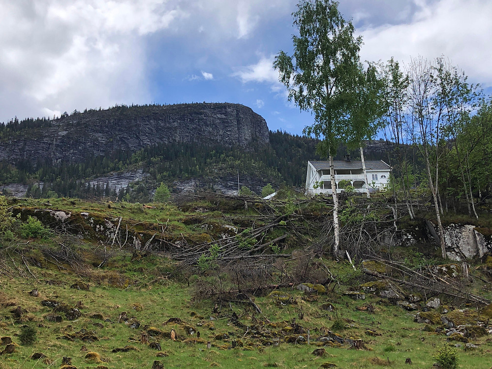 Elsrudkollen og våningshuset på gården Nordre Elsrud hvor oldeforeldrene til Ragnhild og meg kommer fra