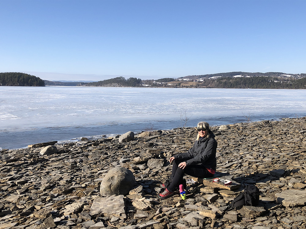 Bart på stranden på Limovnstangen, men isen ligger fortsatt på Tyrifjrden