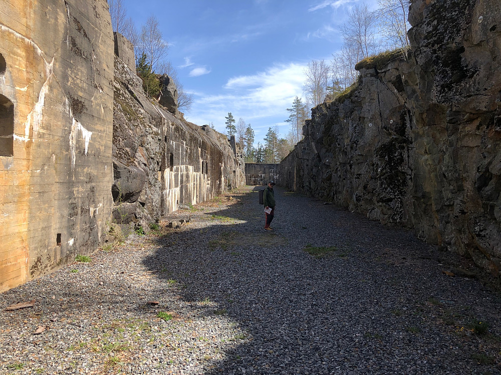 Solid fortgrav rundt panserbatteri A