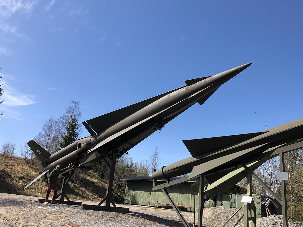 Solide dimensjoner over Nike Herkules raketten. Forgjengeren Nike Ajax og etterfølgeren NOAH sees i forgrunnen