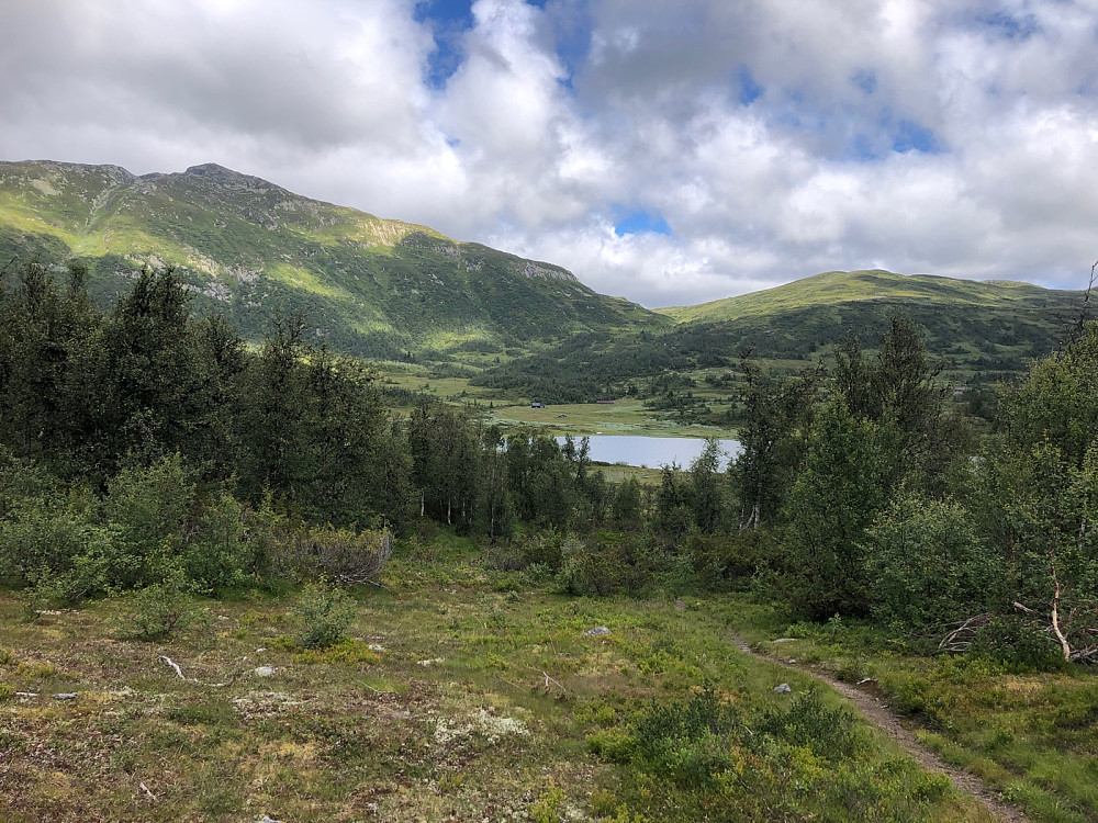 Svatjønn og Svain. Stien videre går på høyresiden av dalen.
