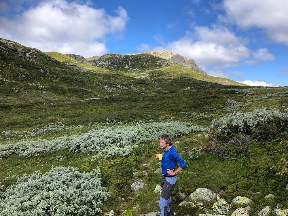 Kildevann nytes fra olla. Brattefjell bak med de karakteristiske øynene på østsiden.