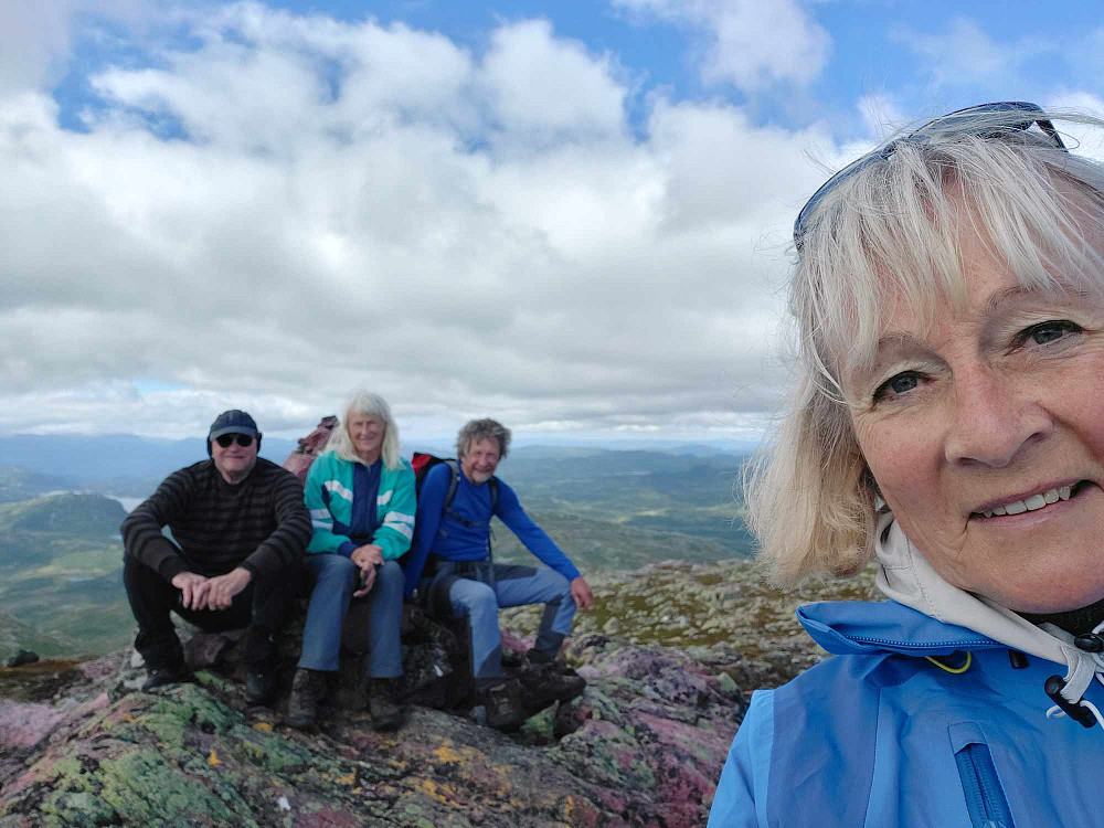 Fornøyd turgjeng på toppen av Brattefjell.