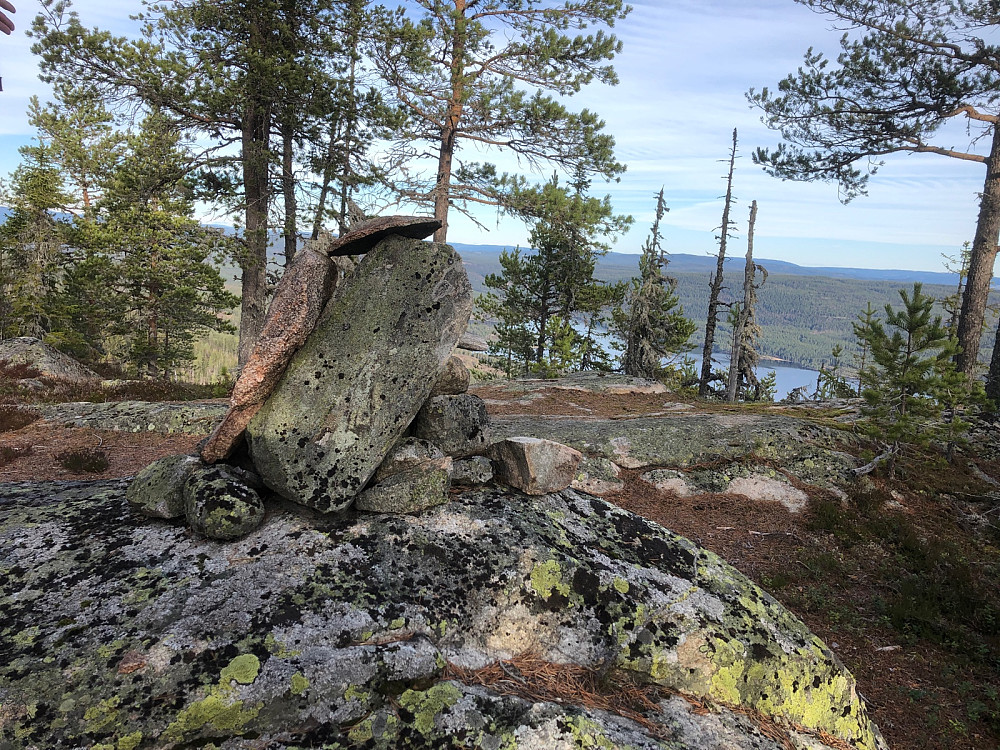 Varden på Somdalskollen med Samsjøen i bakgrunnen