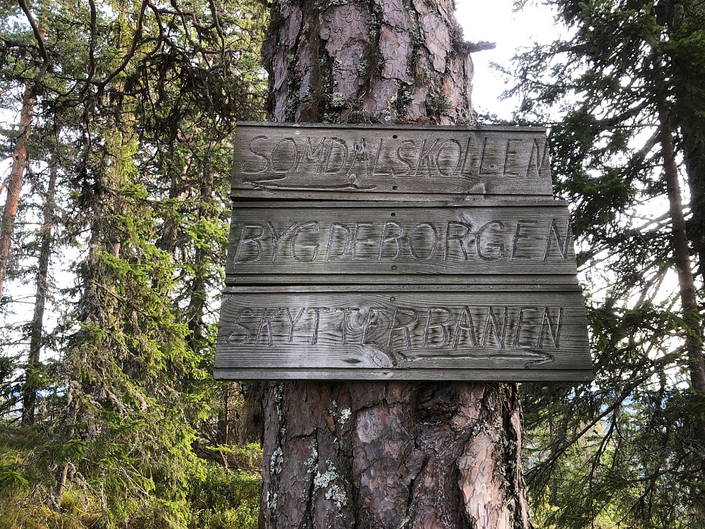 Skilt på bygdeborgen på Fjellbråtakollen