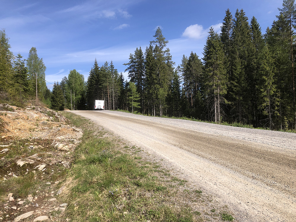 Plass til mange biler på parkeringsplassen