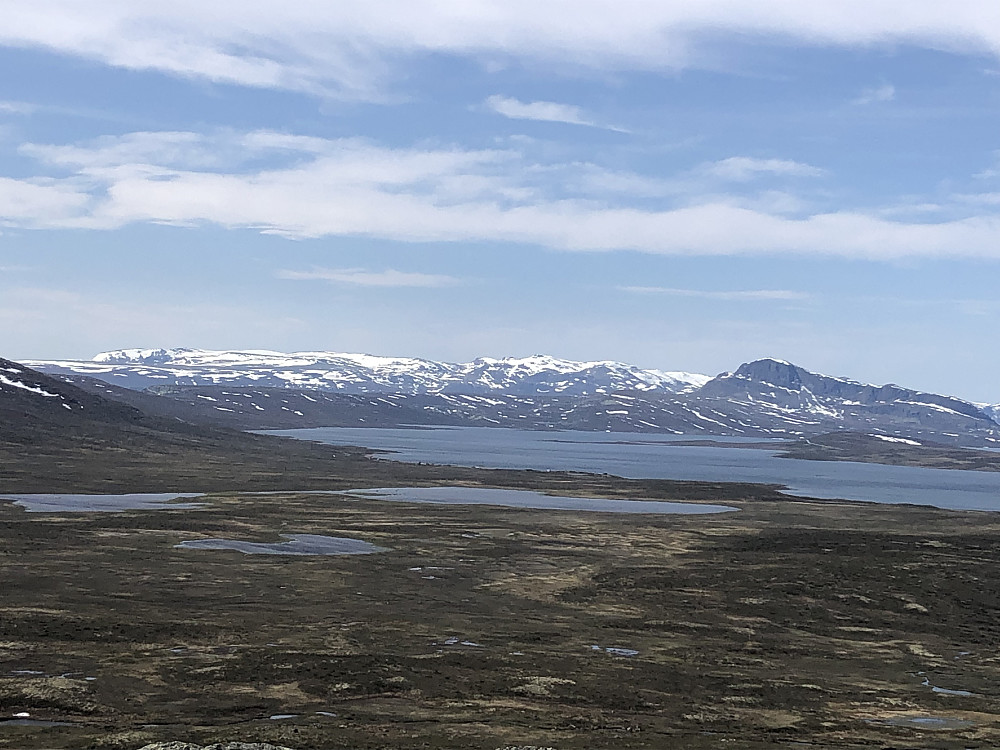 Utsikt fra Keisaren mot vest. Bitihorn (1607) til høyre bak Vinstrevatnet.