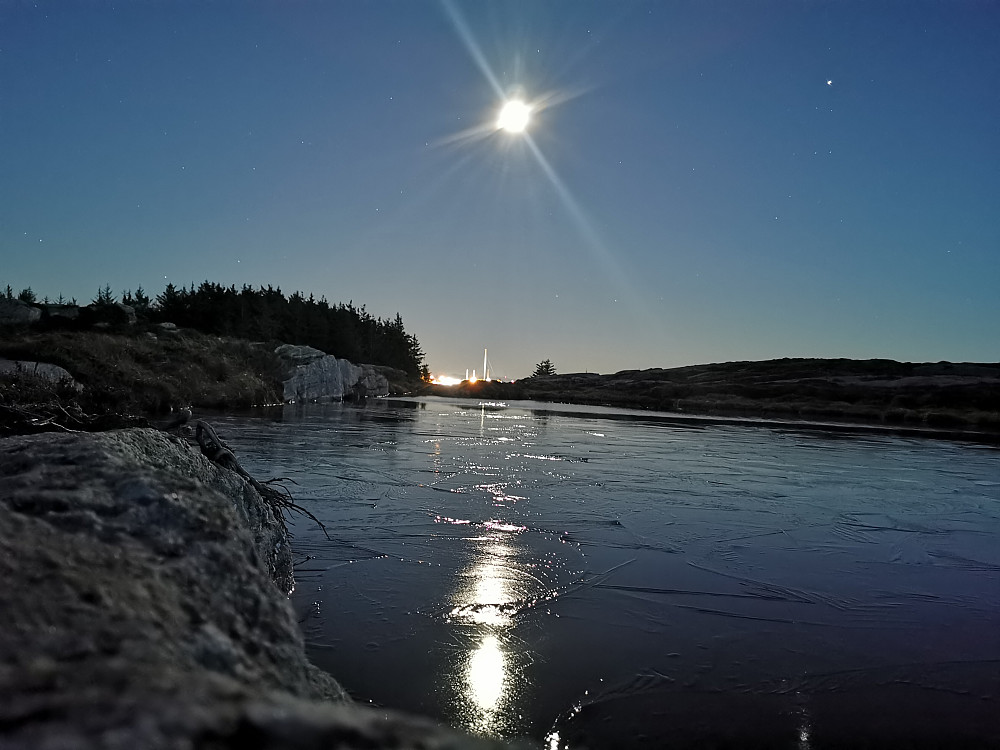Samme motiv med nattfunksjon på mobilkameraet. Jupiter til høyre for trekvartmånen