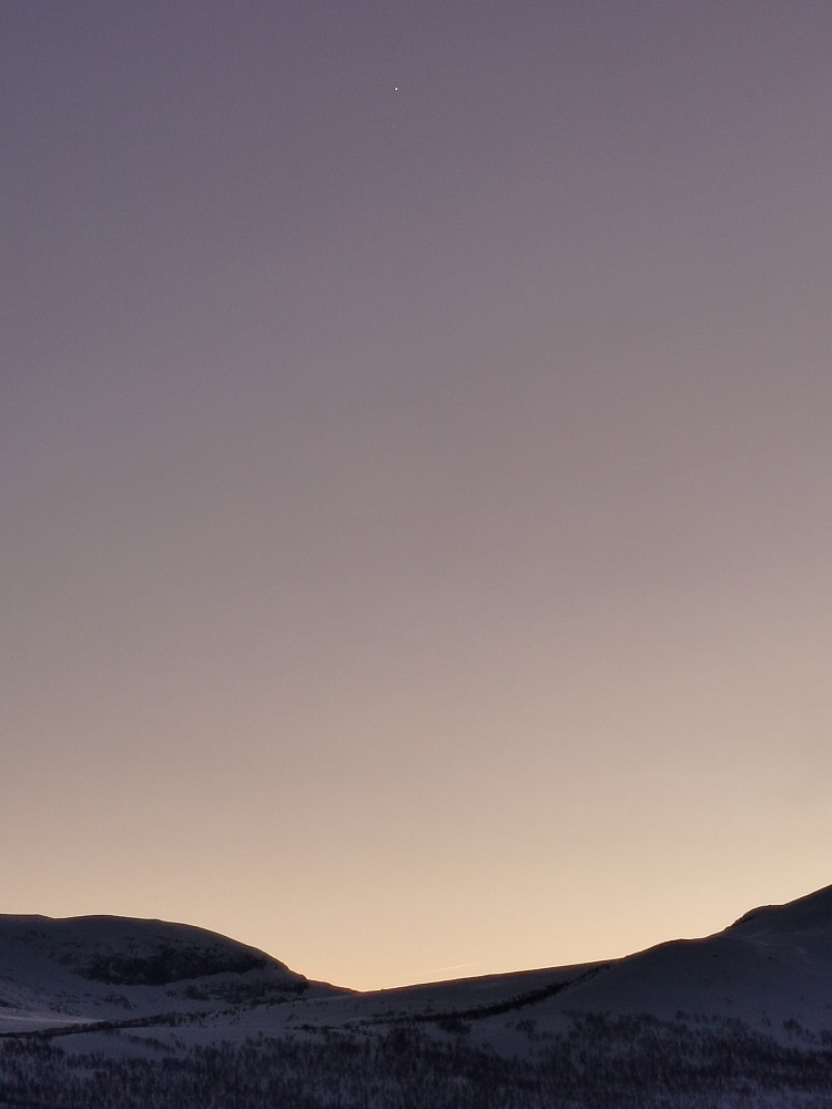 Venus synlig ved solnedgang, oppe i bildet. Ved zoom kan også Jupiter såvidt sees