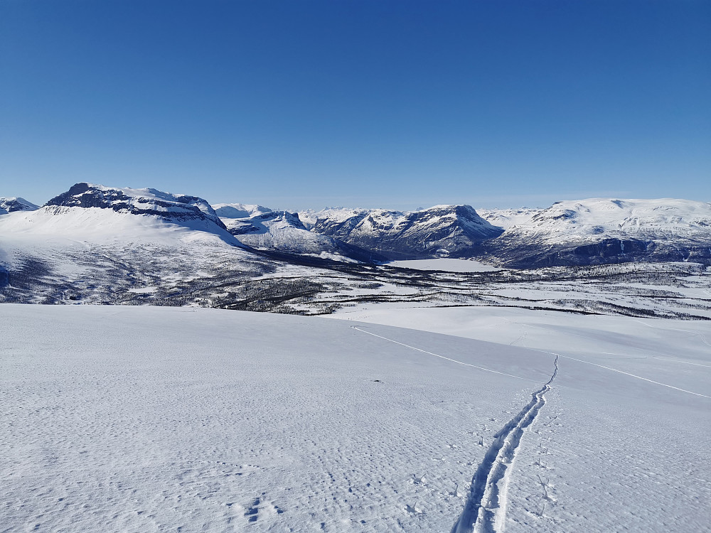Tilbakeblikk et godt stykke oppe på nordvestryggen