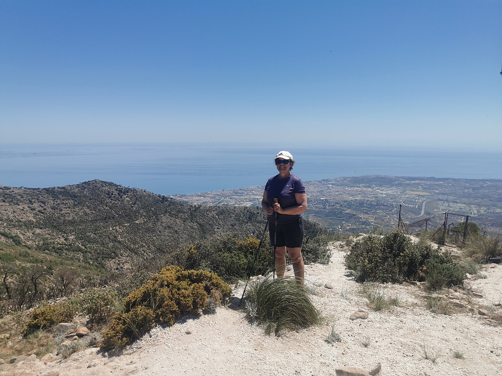 Litt under toppen. Fuengirola med et speilblankt Middelhav bak. 