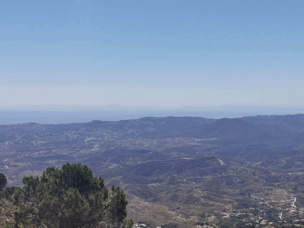 Gibraltar-stredet skimtes i horisonten sentralt i bildet